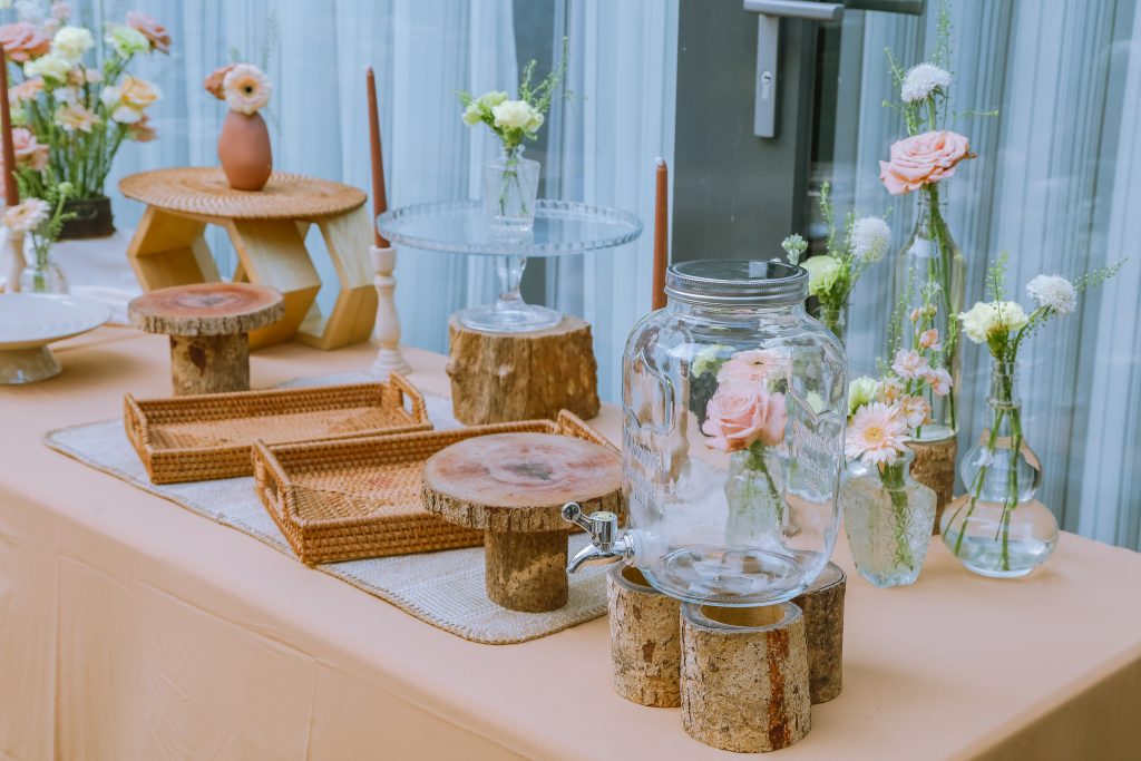 Việc sắp xếp các món ăn, bình hoa, và vật trang trí ở các độ cao khác nhau giúp bàn tiệc thêm sinh động và ấn tượng